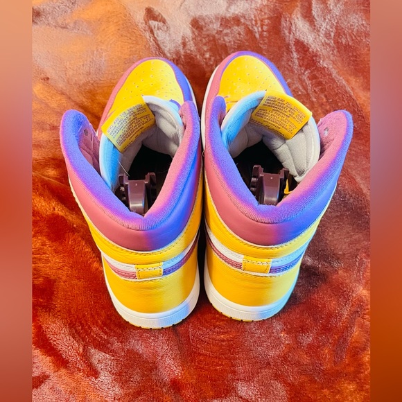 Air Jordan 1 Retro High OG Men's
Color: University Gold/Light Bordeaux/White - Picture 7 of 9